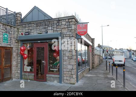 Cork, Irlanda. 4 Dicembre 2020. La casa del bell'edificio riapre dopo l'attacco di Arson, Cork City. House of Handsome è impostato per riaprire le sue porte oggi dopo un attacco di Arson nelle prime ore del 29 settembre. Questo è il secondo salone di parrucchiere a riaprire le sue porte negli ultimi giorni dopo che entrambi sono stati impostati in luce nello spazio di due settimane. Ieri pomeriggio i barberi si sono dati sui social media per ringraziare tutti per il loro sostegno e annunciare le buone notizie. Credit: Damian Coleman/Alamy Live News Foto Stock