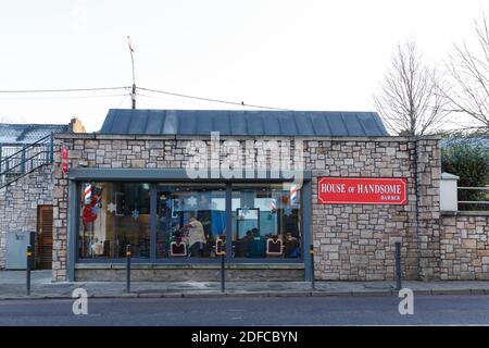 Cork, Irlanda. 4 Dicembre 2020. La casa del bell'edificio riapre dopo l'attacco di Arson, Cork City. House of Handsome è impostato per riaprire le sue porte oggi dopo un attacco di Arson nelle prime ore del 29 settembre. Questo è il secondo salone di parrucchiere a riaprire le sue porte negli ultimi giorni dopo che entrambi sono stati impostati in luce nello spazio di due settimane. Ieri pomeriggio i barberi si sono dati sui social media per ringraziare tutti per il loro sostegno e annunciare le buone notizie. Credit: Damian Coleman/Alamy Live News Foto Stock