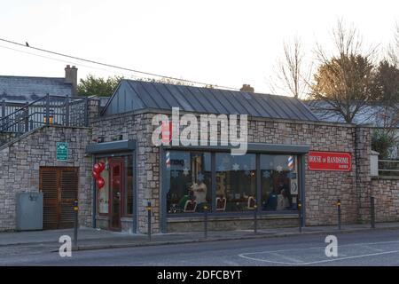 Cork, Irlanda. 4 Dicembre 2020. La casa del bell'edificio riapre dopo l'attacco di Arson, Cork City. House of Handsome è impostato per riaprire le sue porte oggi dopo un attacco di Arson nelle prime ore del 29 settembre. Questo è il secondo salone di parrucchiere a riaprire le sue porte negli ultimi giorni dopo che entrambi sono stati impostati in luce nello spazio di due settimane. Ieri pomeriggio i barberi si sono dati sui social media per ringraziare tutti per il loro sostegno e annunciare le buone notizie. Credit: Damian Coleman/Alamy Live News Foto Stock