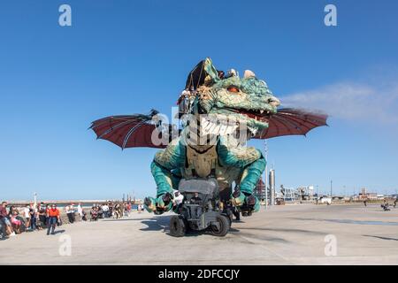 Francia, Pas de Calais, Cote d'Opale, Calais, drago di Calais progettato da Fran?ois Delarozi?re e la Machine Company, ingresso sotto il suo rifugio Foto Stock