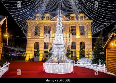 Francia, Morbihan (56), Golfe du Morbihan, Auray, les Illuminations de No?l devant l'H?tel de Ville Place de la R?publique Foto Stock
