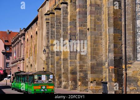 Francia, Alto Reno, Colmar, Rue Unterlinden, teatro comunale dal 1849, Unterlinden convento, cappella, museo, piccolo treno turistico Foto Stock