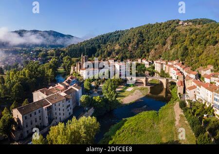 Francia, alta Loira, Lavoute Chilhac, il villaggio e il Priorato Sainte Croix in curva del fiume Allier (vista aerea) Foto Stock