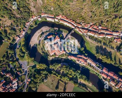 Francia, alta Loira, Lavoute Chilhac, il villaggio e il Priorato Sainte Croix in curva del fiume Allier (vista aerea) Foto Stock