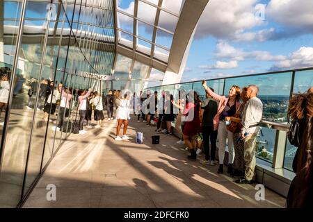 Persone sulla piattaforma di osservazione presso lo Sky Garden, 20 Fenchurch Street (alias l'edificio walkie talkie), Londra, Regno Unito. Foto Stock