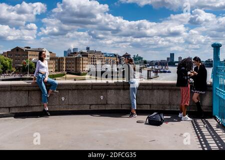 Donne turisti/visitatori in posa per Foto su Tower Bridge, Londra, Regno Unito. Foto Stock