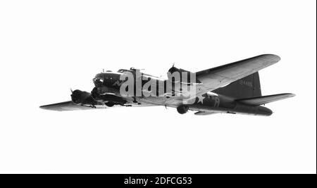 Sally B B-17 Flying Fortress aereo G-BEDF retroilluminato dal sole. Monocromatico, bianco e nero, isolato su sfondo bianco Foto Stock