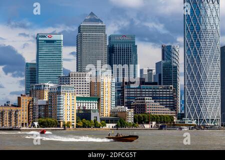 Un motoscafo Thames Rib Experience passa dal quartiere di Canary Wharf, Londra, Regno Unito. Foto Stock