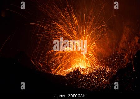 Esplosione di lava in cima al vulcano Stromboli Foto Stock