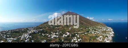 L'isola di Stromboli e vulcano in una vista panoramica aerea Foto Stock