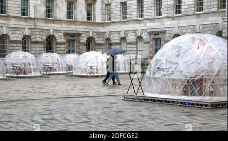 Londra, Regno Unito. 03 dic 2020. Vista delle cupole da pranzo nel cortile. Centro di arte creativa di Londra, la Somerset House riapre dopo la fine del secondo blocco di coronavirus e svela il suo albero di Natale del 2020 con alcune cupole da pranzo pop-up, formando una nuova esperienza festosa di buongustai. Credit: SOPA Images Limited/Alamy Live News Foto Stock