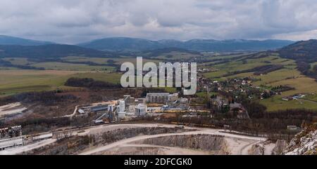 Vista dalla cima della collina di Kotouc sopra la città di Stramberk nella repubblica Ceca con wuarry, paesaggio rurale con Zenklava villaggio e colline di Verovice vrchy mou Foto Stock