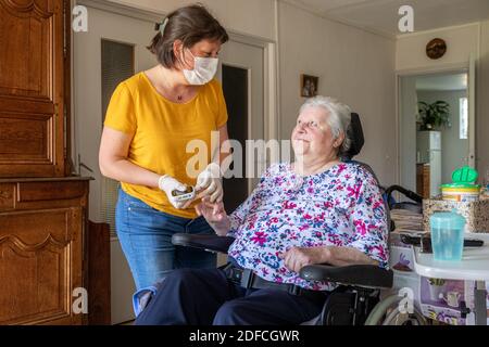 AUDREY, INFERMIERA FREELANCE, FACENDO I SUOI GIRI GIORNALIERI AD UNA DELLE CASE DEL SUO PAZIENTE, CHERONVILLIERS, EURE, NORMANDIA, FRANCIA, EUROPA Foto Stock