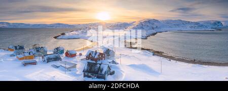Villaggio nevoso di Veines e mare artico illuminato dall'alba, vista aerea, Kongsfjord, Penisola di Varanger, Finnmark, Norvegia Foto Stock