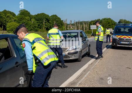 CONTROLLO STRADALE DI GENDARMERIE, VERIFICA DI CARTE D'IDENTITÀ DURANTE IL CONFINAMENTO, VERNEUIL D'AVRE ET D'ITON, EURE, FRANCIA Foto Stock