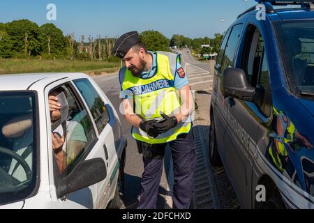 CONTROLLO STRADALE DI GENDARMERIE, VERIFICA DI CARTE D'IDENTITÀ DURANTE IL CONFINAMENTO, VERNEUIL D'AVRE ET D'ITON, EURE, FRANCIA Foto Stock