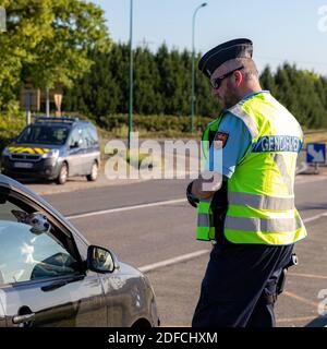 CONTROLLO STRADALE GENDARMERIE, VERIFICA DEI DOCUMENTI D'IDENTITÀ DURANTE IL CONFINAMENTO, RUGLES, EURE, FRANCIA Foto Stock