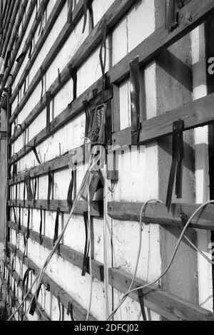 Una foto verticale in scala di grigi della parete di un vecchio edificio Foto Stock