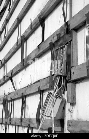 Una foto verticale in scala di grigi della parete di un vecchio edificio Foto Stock