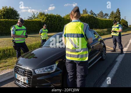 CONTROLLO STRADALE GENDARMERIE, VERIFICA DEI DOCUMENTI D'IDENTITÀ DURANTE IL CONFINAMENTO, RUGLES, EURE, FRANCIA Foto Stock