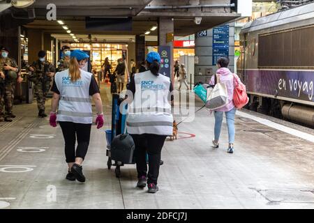 SNCF PERSONALE ADDETTO ALLA PULIZIA E ALLA MANUTENZIONE, MISURE SANITARIE RAFFORZATE DOPO LO SCOPPIO DELLA COVID, STAZIONE FERROVIARIA GARE DE MONTPARNASSE, PARIGI, FRANCIA Foto Stock