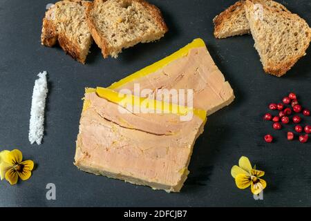 FETTE DI FOIE GRAS D'ANATRA INTERO SEMI-COTTO, IL NEGOZIO DELL'AZIENDA, PRODUTTORE DI FOIE GRAS E PRODOTTI D'ANATRA IN SCATOLA, DOMAINE DE VOISIN, TILLAY-LE-PENEUX, EURE-ET-LOIR, FRANCIA Foto Stock