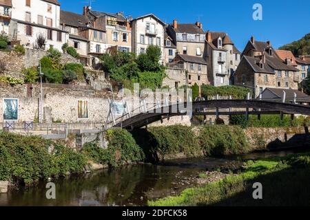 PONTE PEDONALE SUL FIUME CREUSE, CENTRO STORICO DI AUBUSSON, CREUSE, FRANCIA Foto Stock