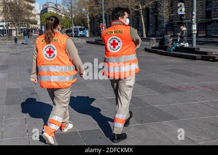 LAVORATORI DELLA CROCE ROSSA CHE DISTRIBUISCONO I PASTI AI SENZATETTO DURANTE LA PANDEMIA DI BLOCCO COVID-19, PLACE DE LA REPUBLIQUE, PARIGI, ILE DE FRANCE Foto Stock