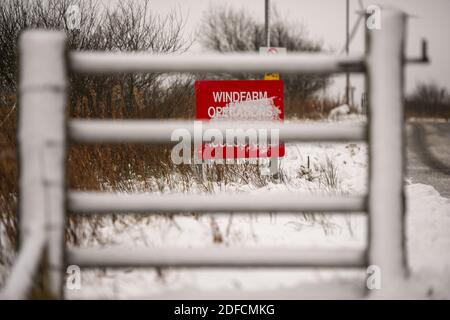 Glasgow, Scozia, Regno Unito. 4 Dicembre 2020. Nella foto: Whitelee Wind Farm e Eaglesham Moor ha la neve ancora sdraiata a terra con bruno schiaffo sulla strada. Credit: Colin Fisher/Alamy Live News Foto Stock