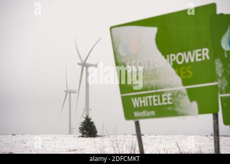 Glasgow, Scozia, Regno Unito. 4 Dicembre 2020. Nella foto: Scottish Power Whitelee Wind Farm segno parzialmente coperto di neve ancora bloccato ad esso. Whitelee vento fattoria e Eaglesham Moor ha la neve ancora steso sul terreno con bruno schiaffo sulla strada. Credit: Colin Fisher/Alamy Live News Foto Stock