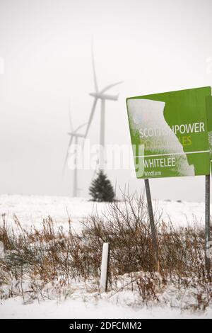 Glasgow, Scozia, Regno Unito. 4 Dicembre 2020. Nella foto: Scottish Power Whitelee Wind Farm segno parzialmente coperto di neve ancora bloccato ad esso. Whitelee vento fattoria e Eaglesham Moor ha la neve ancora steso sul terreno con bruno schiaffo sulla strada. Credit: Colin Fisher/Alamy Live News Foto Stock