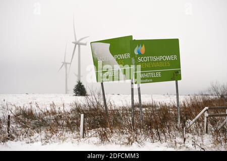 Glasgow, Scozia, Regno Unito. 4 Dicembre 2020. Nella foto: Scottish Power Whitelee Wind Farm segno parzialmente coperto di neve ancora bloccato ad esso. Whitelee vento fattoria e Eaglesham Moor ha la neve ancora steso sul terreno con bruno schiaffo sulla strada. Credit: Colin Fisher/Alamy Live News Foto Stock