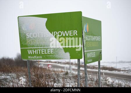 Glasgow, Scozia, Regno Unito. 4 Dicembre 2020. Nella foto: Scottish Power Whitelee Wind Farm segno parzialmente coperto di neve ancora bloccato ad esso. Whitelee vento fattoria e Eaglesham Moor ha la neve ancora steso sul terreno con bruno schiaffo sulla strada. Credit: Colin Fisher/Alamy Live News Foto Stock