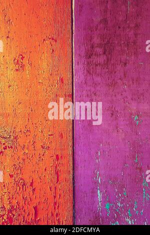 Tavole di legno orange e viola shabby sfondo. Foto Stock