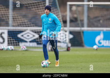 Città di Gelsenkirchen, Germania. Firo: 04.12.2020, calcio, 1.Bundesliga, stagione 2020/2021, FC Schalke 04, allenamento, Timo Becker (FC Schalke 04) | utilizzo in tutto il mondo Credit: dpa/Alamy Live News 2020 Foto Stock