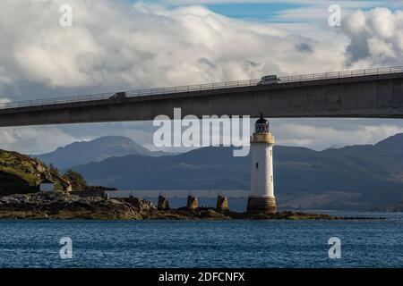 Faro di Kyle su Eilean Ban sotto il ponte di Skye Foto Stock