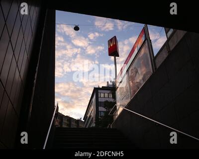 Ingresso di una stazione della metropolitana a Helsinki, Finlandia. Foto Stock