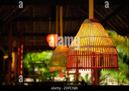 Colore caldo accende le luci in sala in legno nel mezzo della foresta tropicale della vegetazione. Foto Stock