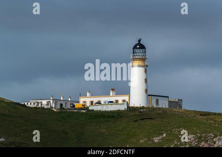 Faro di Tiumpan Head in una giornata limpida Foto Stock