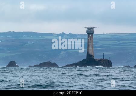 Faro di Longship - vista dal mare Foto Stock