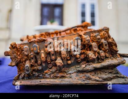 Schleswig, Germania. 04 dicembre 2020. La macchina Enigma situata nel Mar Baltico si trova su un tavolo di fronte all'ufficio archeologico di Schleswig-Holstein. La macchina è stata consegnata in ufficio dal subacqueo Huber di ricerca dopo la sua scoperta. Credit: Axel Heimken/dpa/Alamy Live News Foto Stock