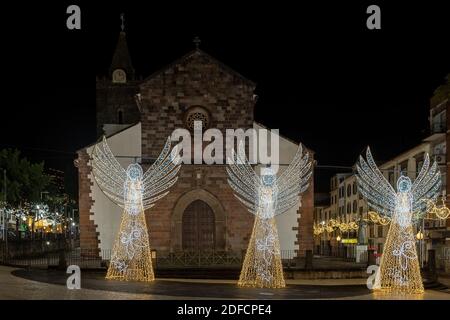 FUNCHAL, PORTOGALLO - 4 DICEMBRE 2020: Vista degli angeli di natale con la chiesa se nella città di Funchal, isola di Madeira, Portogallo. Foto Stock