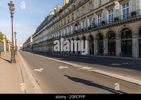 UNA RUE ROYALE VUOTA DURANTE IL COVID-19 PANDEMIC LOCKDOWN, PARIGI, ILE DE FRANCE Foto Stock