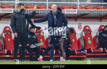 Mouscron, Belgio. 28 Nov 2020. Emmanuel Bonaventure Dennis del Club e il capo allenatore del Club Brugge Philippe Clement hanno raffigurato durante la partita della Jupiler Pro League tra Royal Excel Mouscron e Club Brugge KV, sabato 28 novembre 2020 a Mouscron, il giorno 14 della prima divisione della 'Jupiler Pro League' del campionato di calcio belga. BELGA PHOTO VIRGINIE LEFOUR Credit: Pro Shots/Alamy Live News Foto Stock