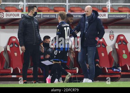 Mouscron, Belgio. 28 Nov 2020. Emmanuel Bonaventure Dennis del Club e il capo allenatore del Club Brugge Philippe Clement hanno raffigurato durante la partita della Jupiler Pro League tra Royal Excel Mouscron e Club Brugge KV, sabato 28 novembre 2020 a Mouscron, il giorno 14 della prima divisione della 'Jupiler Pro League' del campionato di calcio belga. BELGA PHOTO VIRGINIE LEFOUR Credit: Pro Shots/Alamy Live News Foto Stock