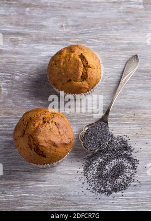 Muffin di zucca con semi di papavero e cannella su un tavolo di legno. Deliziosi piatti fatti in casa Foto Stock