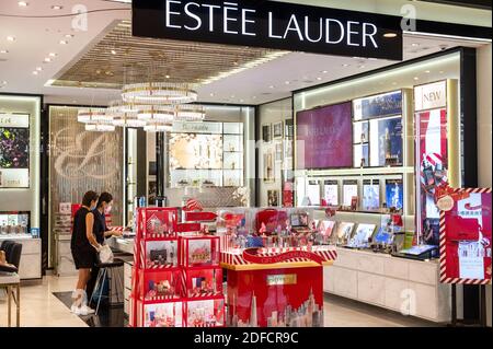 Multinazionale americana per la cura della pelle, marchio di prodotti di bellezza, il logo Estée Lauder visto a Hong Kong. Foto Stock