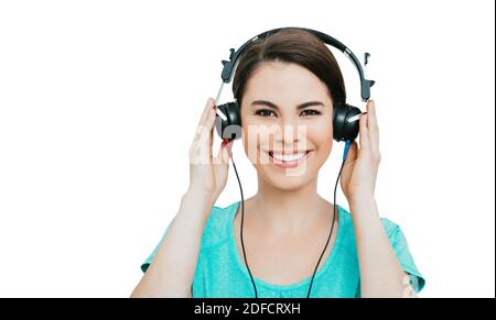 Test uditivo, diagnostica uditiva. Donna ispanica sorridente che indossa le cuffie con un test di audiometria, isolata in bianco Foto Stock
