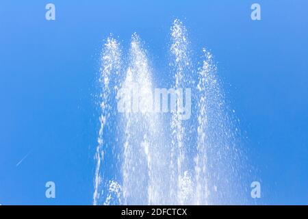 Una vista sul getto d'acqua dalla fontana sprigiona cielo alto e blu sullo sfondo. Foto Stock