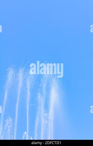 Una vista sul getto d'acqua dalla fontana sprigiona cielo alto e blu sullo sfondo. Foto Stock